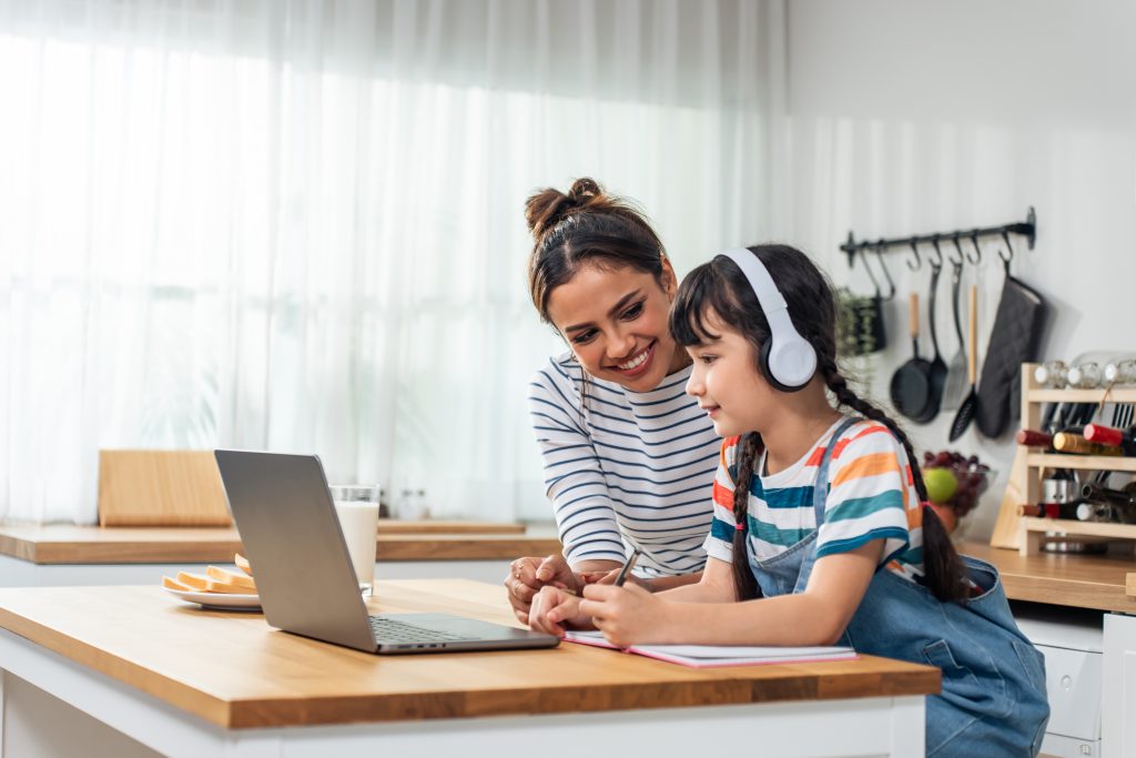 Nuestra academia Abbey Idiomas, ofrece cursos online diseñados con el fin de preparar a los niños y adolescentes a superar con éxito cualquier certificación de inglés