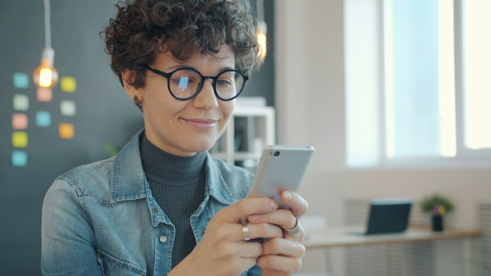adulto aprendiendo inglés jugando con una app de gamificación
