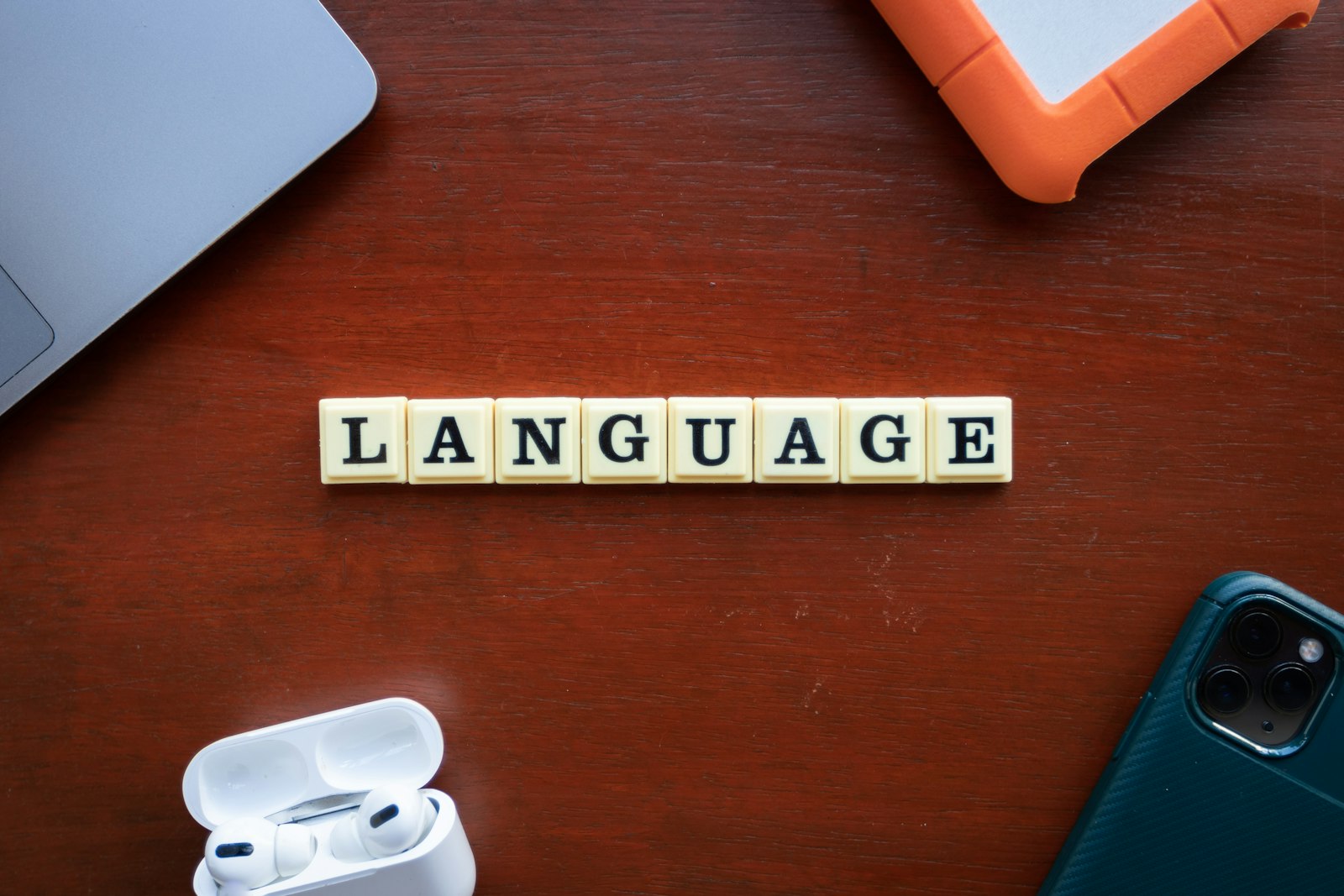 letras de scrabble formando la palabra language para hablar de niveles de inglés