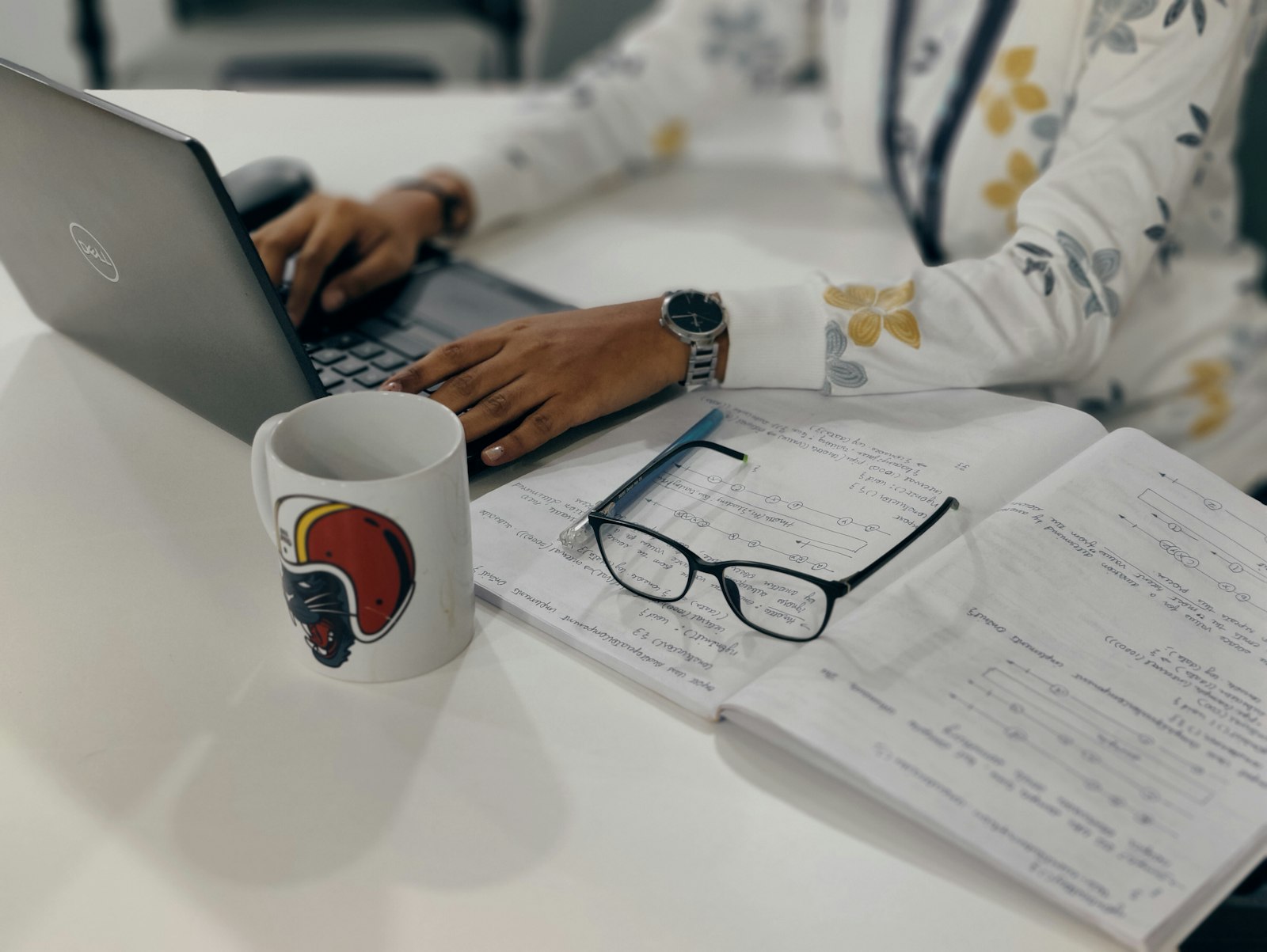 opositor estudiando inglés para oposiciones con temario y ordenador