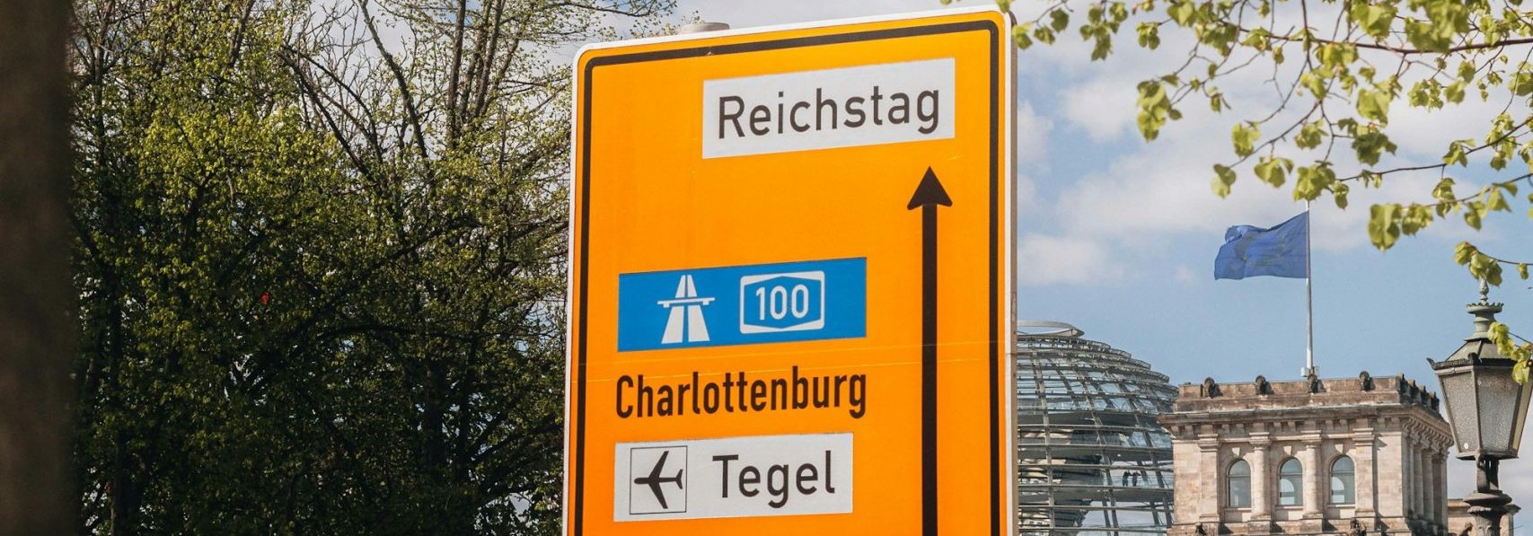 Cartel de calle naranja en Berlín