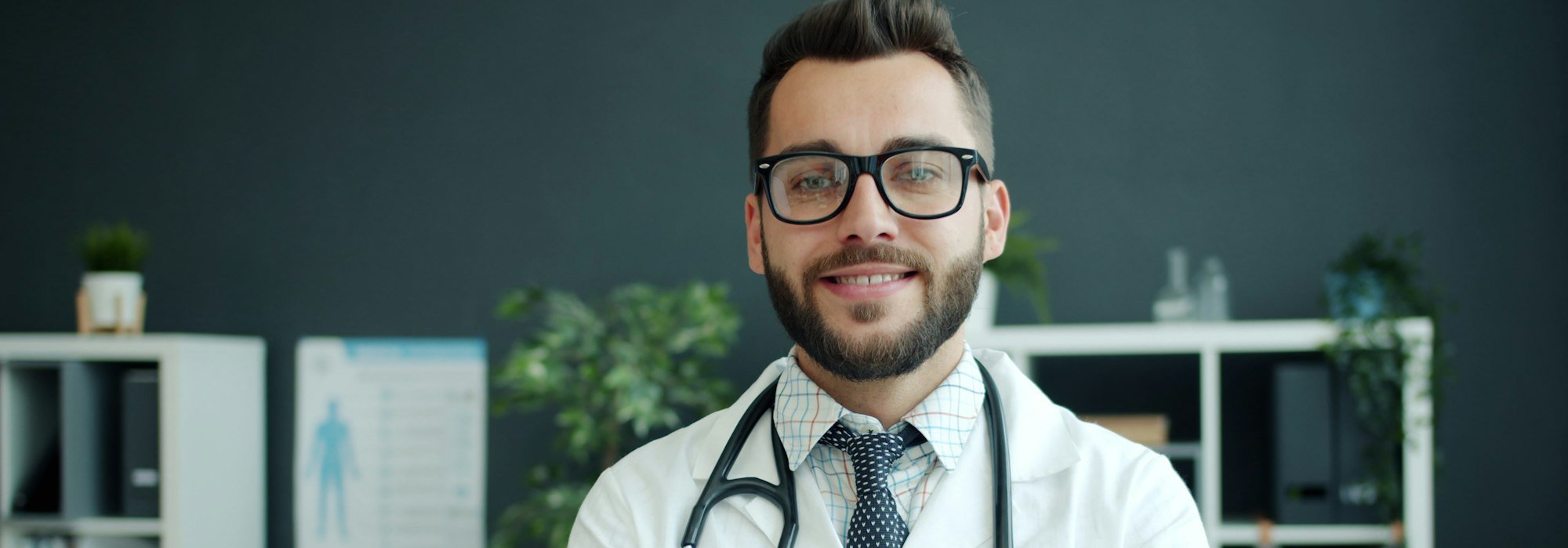 Médico sonriente con estetoscopio