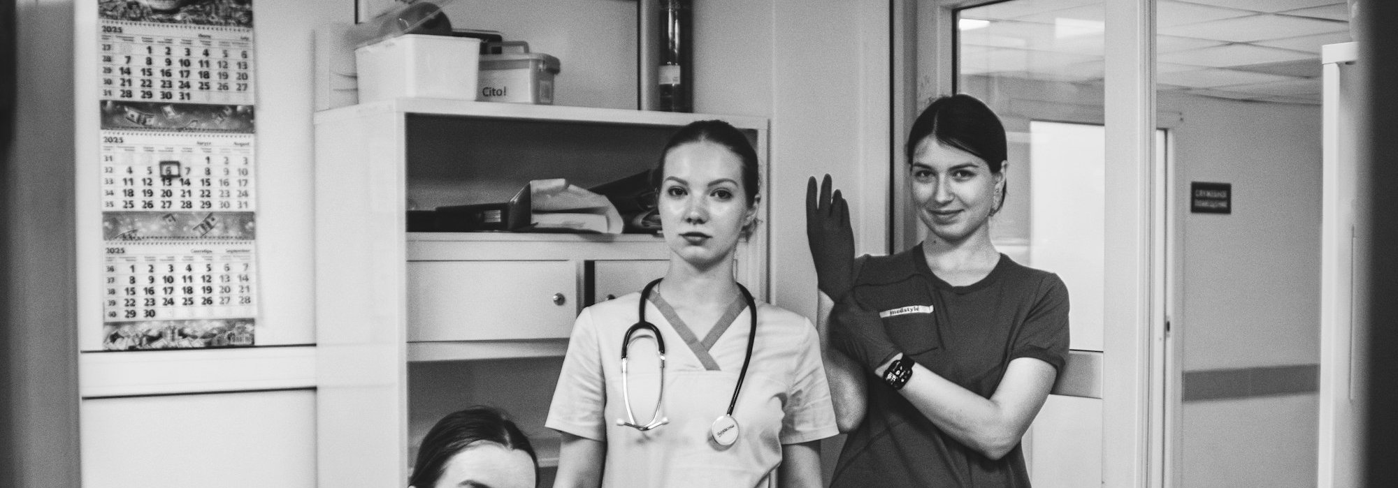 Tres profesionales sanitarios en un pasillo de hospital